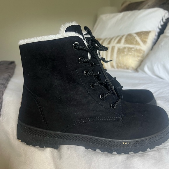 NEW! NEVER WORN SQL fur lined winter boots - Picture 2 of 5